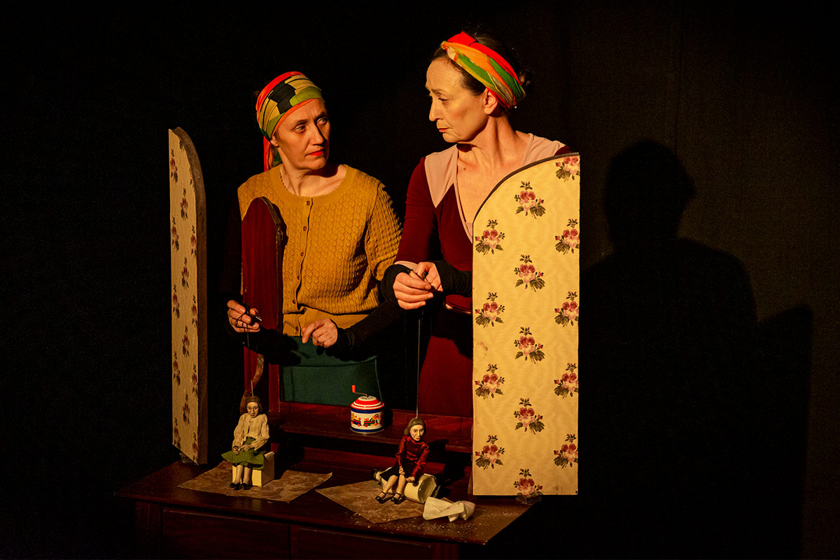 caroline-lee-a-quarelling-pair-03